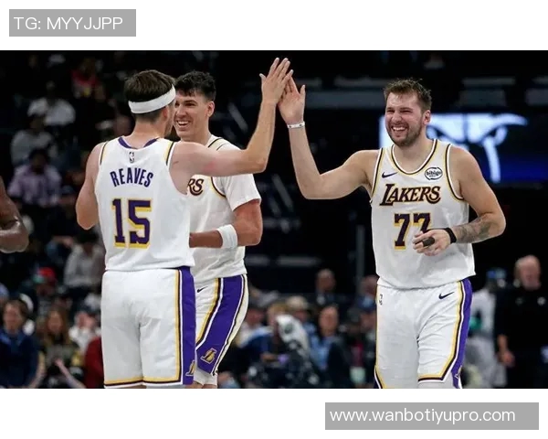 东契奇与里夫斯联手发威勇士油漆区内线防守漏洞显著